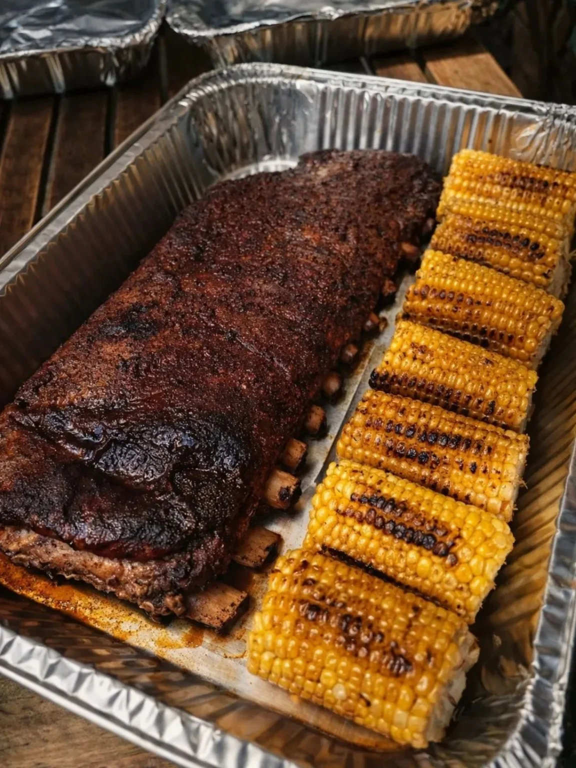 Costillar y elotes preparados para compartir