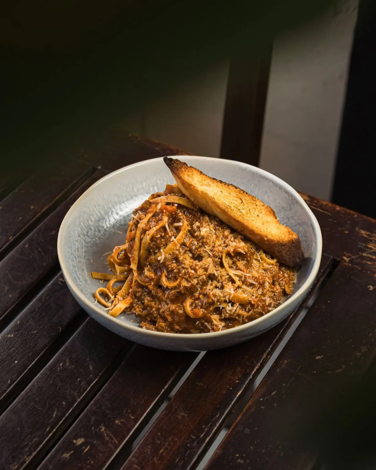 Pasta con ragú y pan tostado en Hickory