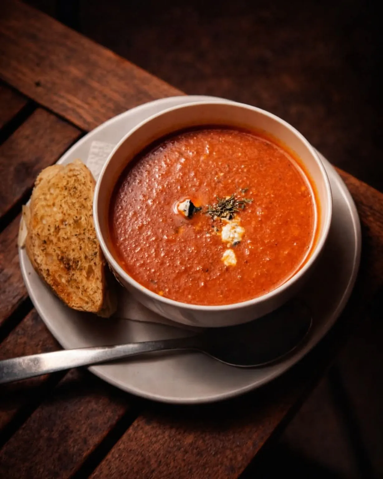 Sopa servida en Hickory con pan tostado