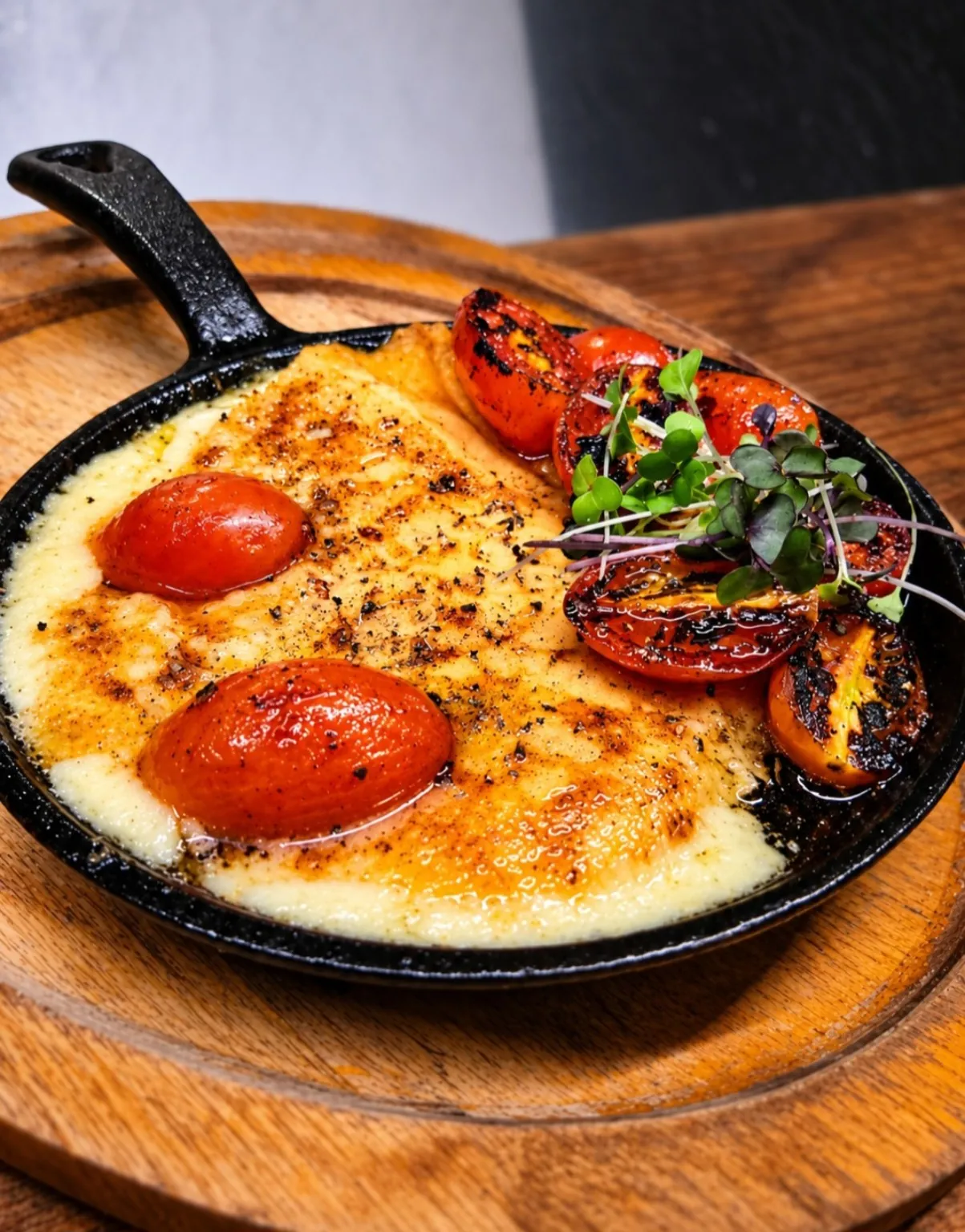 Queso al hierro con tomates asados en Hickory