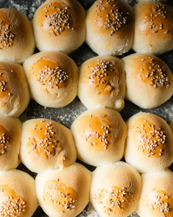 Pan de Hickory recién horneado con ajonjolí