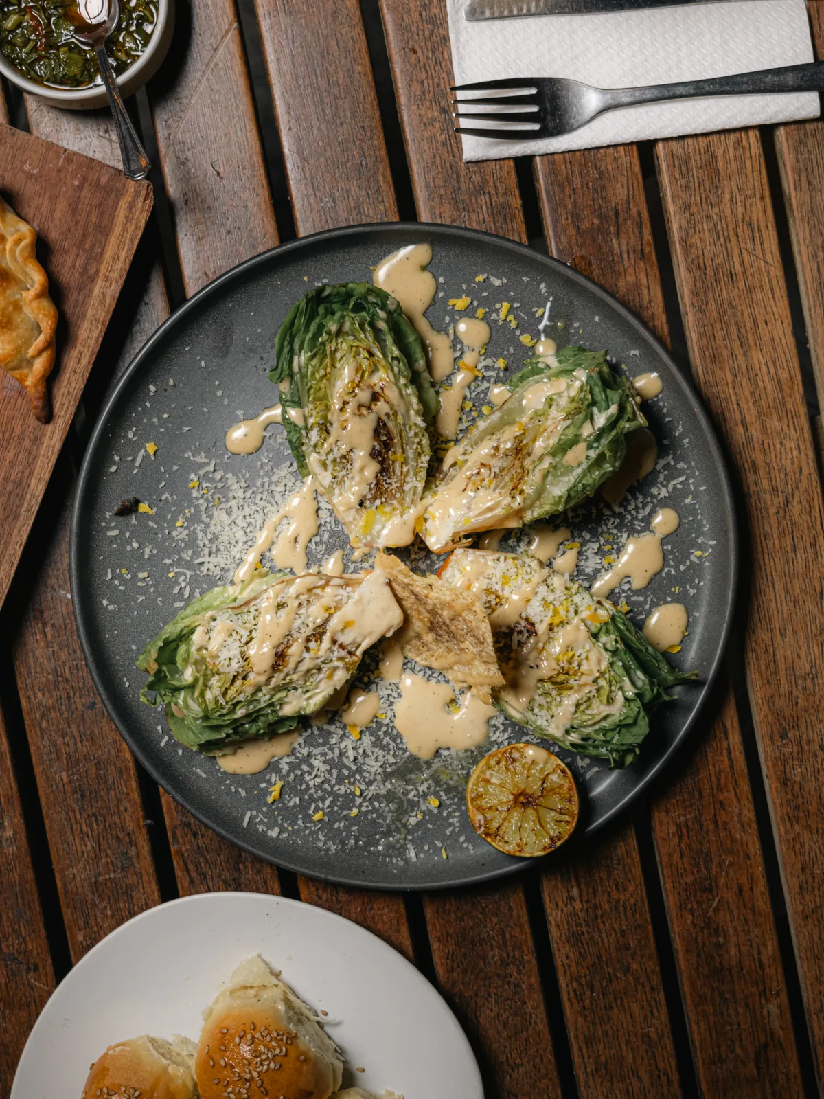 Vegetales asados con aderezo, servidos en Hickory